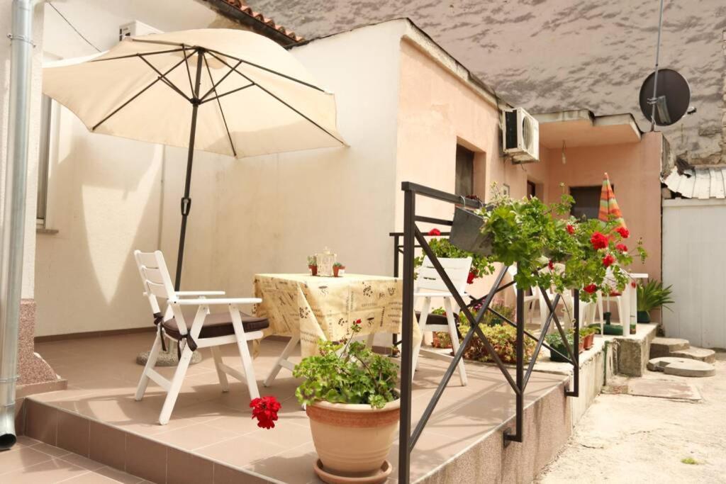Charming Apartment In Town Center Pula Exteriör bild