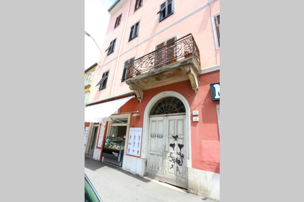 Charming Apartment In Town Center Pula Exteriör bild