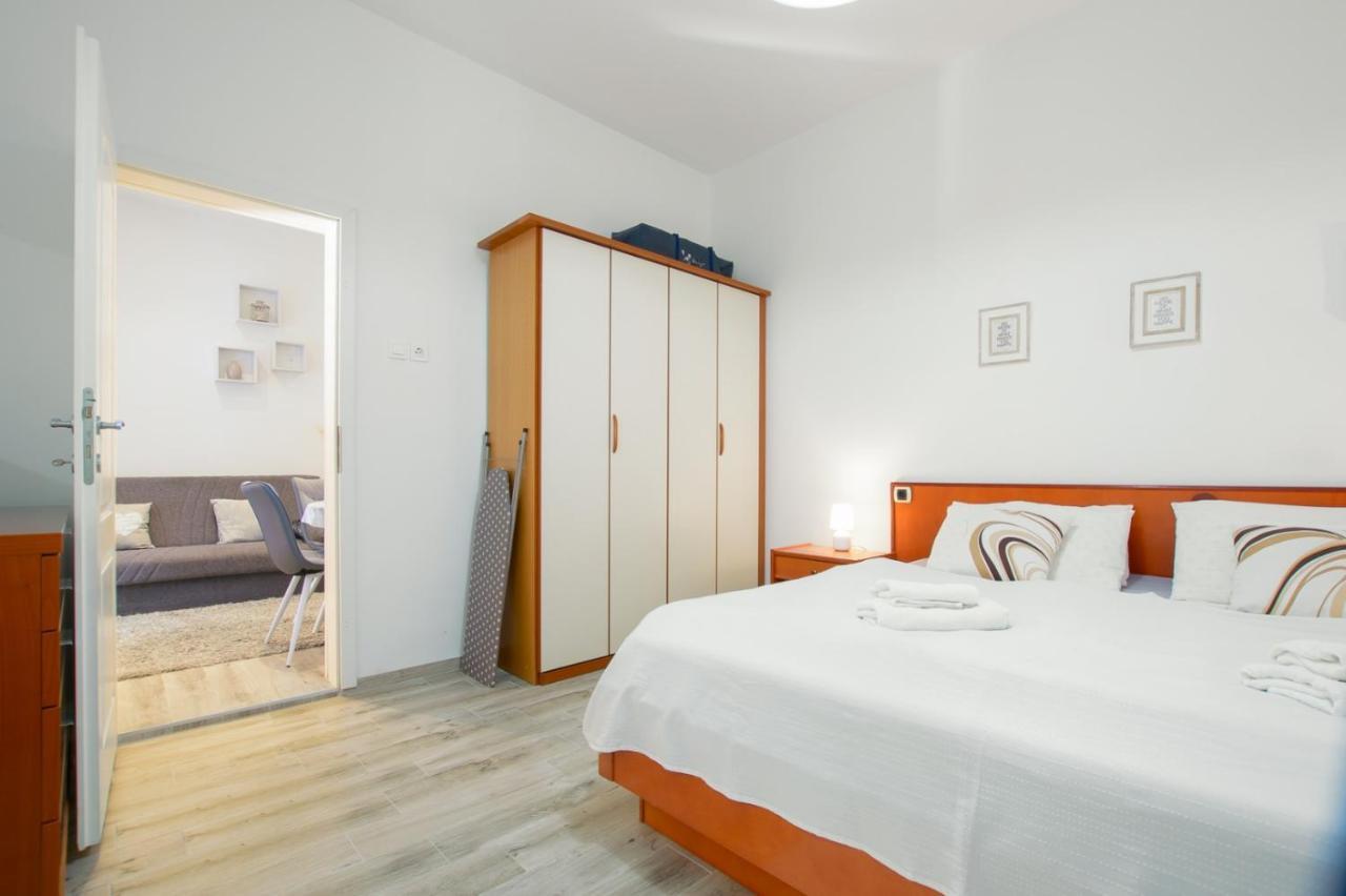 Charming Apartment In Town Center Pula Exteriör bild