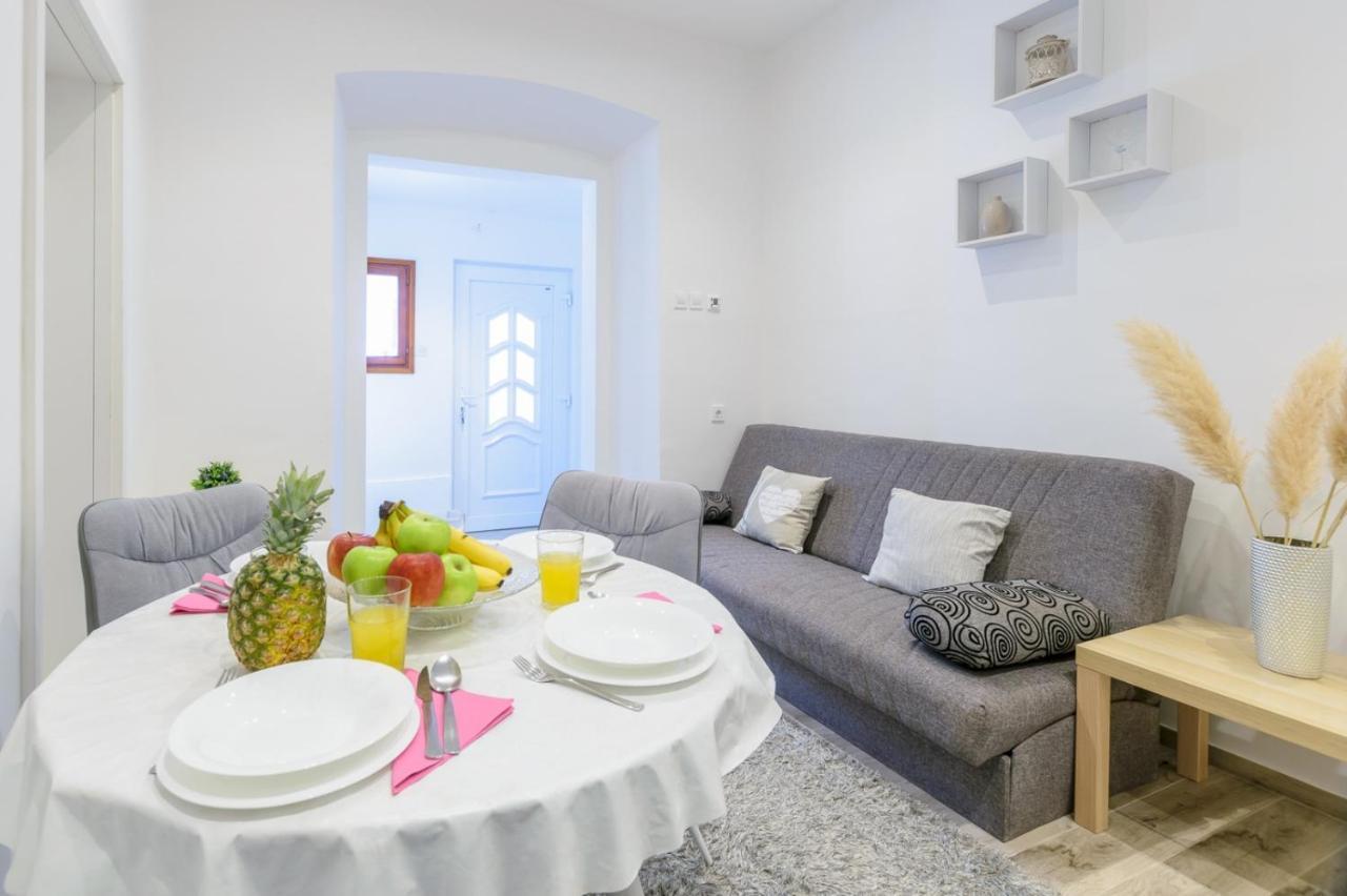 Charming Apartment In Town Center Pula Exteriör bild