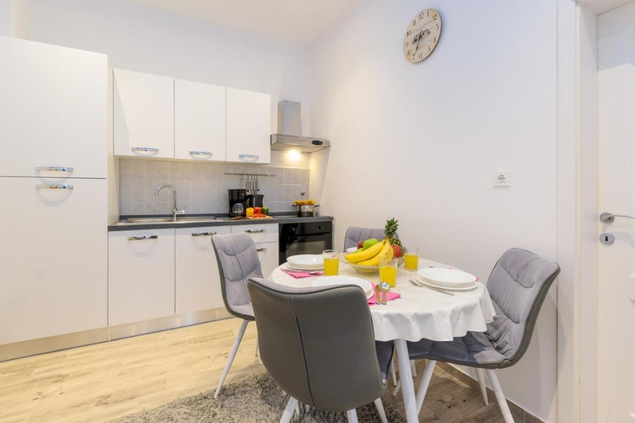 Charming Apartment In Town Center Pula Exteriör bild