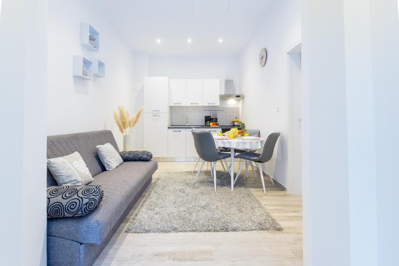 Charming Apartment In Town Center Pula Exteriör bild
